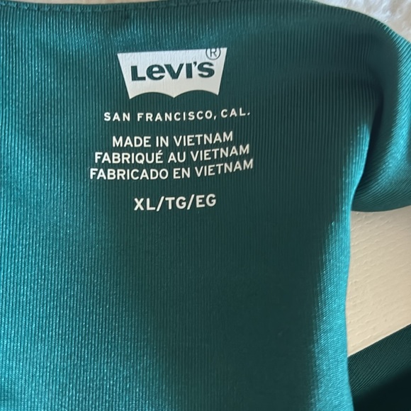 COPY - 🎀New Levi's Cropped top🎀 - Picture 4 of 4